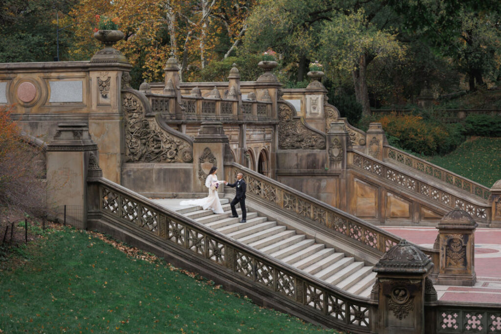 ニューヨークでウェディングフォト|前撮り/ベセスダテラスの大階段を降りる花嫁と花婿。
