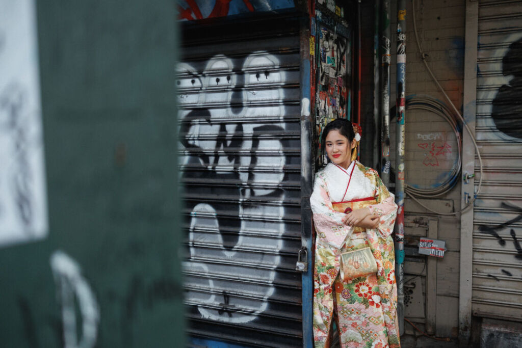 ニューヨークで成人式フォト/カナルストリートに立つ振り袖姿の女性。