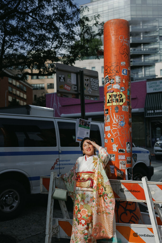 ニューヨークで成人式フォト/淡い地色に古典柄の振り袖。