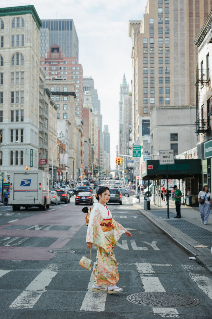 ニューヨークで成人式フォト/振り袖で横断歩道ショット。