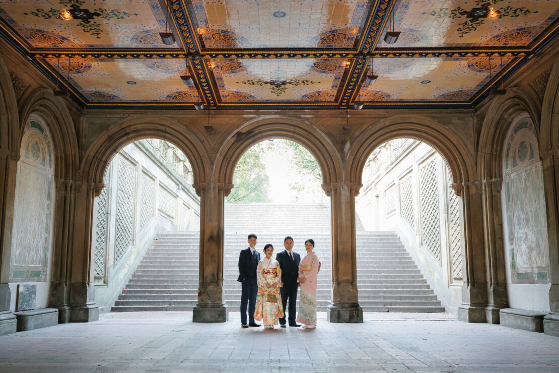 ニューヨークで成人式フォト/ベセスダテラスのアーケードでご家族そろったお姿。