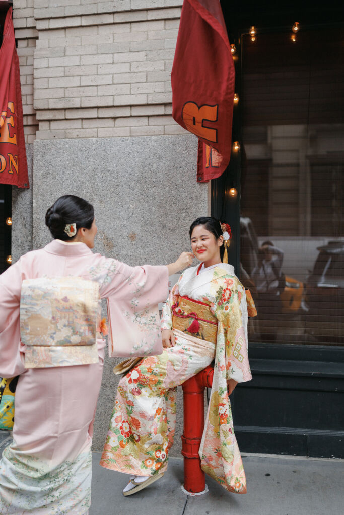 ニューヨークで成人式フォト/あどけなさが残る表情の振り袖姿の女性。