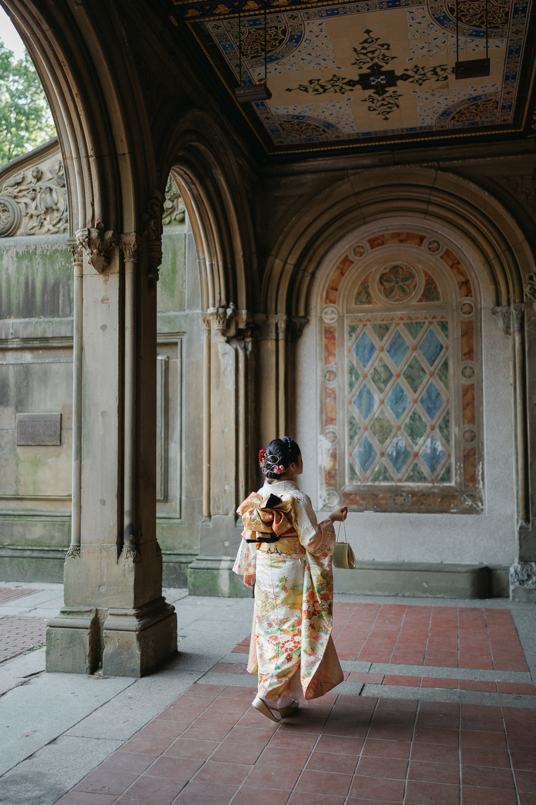 ニューヨークで成人式フォト/ベセスダテラスのアーケードを歩く振り袖姿の女性。