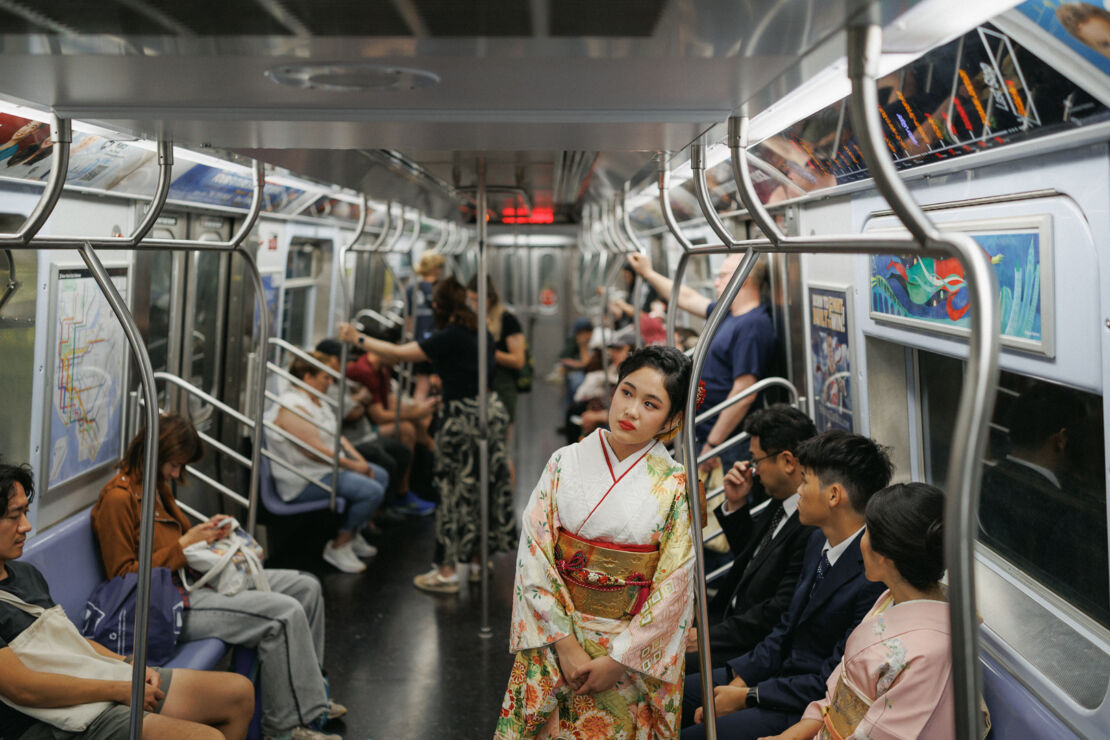 ニューヨークで成人式フォト/地下鉄に揺られる振り袖姿。