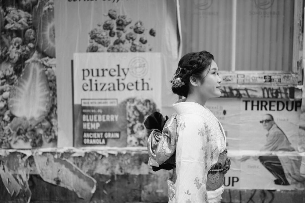 ニューヨークで成人式フォト/ニューよーっくの街並みになじむ振り袖姿。