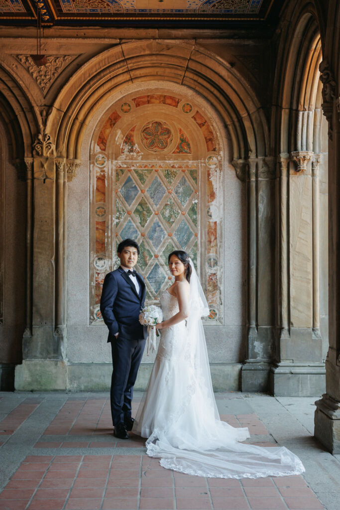 ニューヨークのフォトウェディング|前撮り/ベセスダテラスのアーケードに立つ花嫁と花婿。