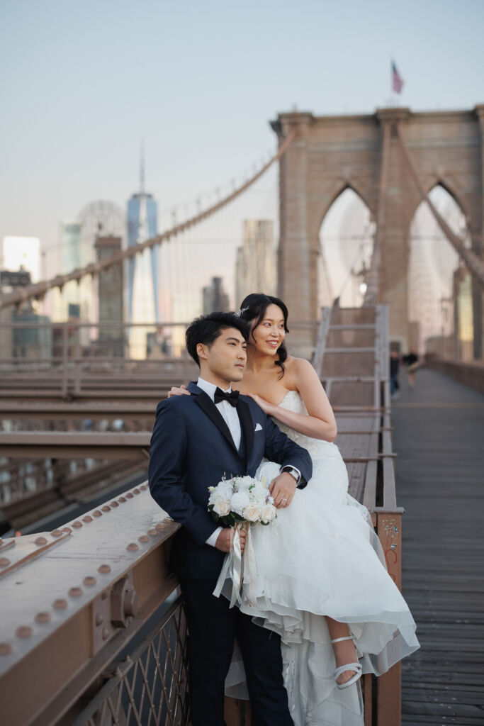 ニューヨークのフォトウェディング|前撮り/ブルックリン橋で会話を交わすご夫婦。