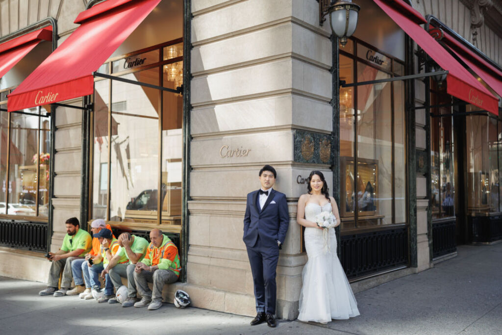 ニューヨークのフォトウェディング|前撮り/Cartier前でカップルと作業員。