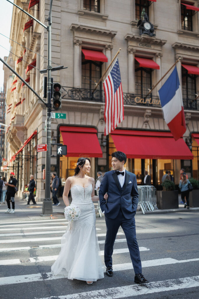 ニューヨークのフォトウェディング|前撮り/５番街を歩く花嫁と花婿。