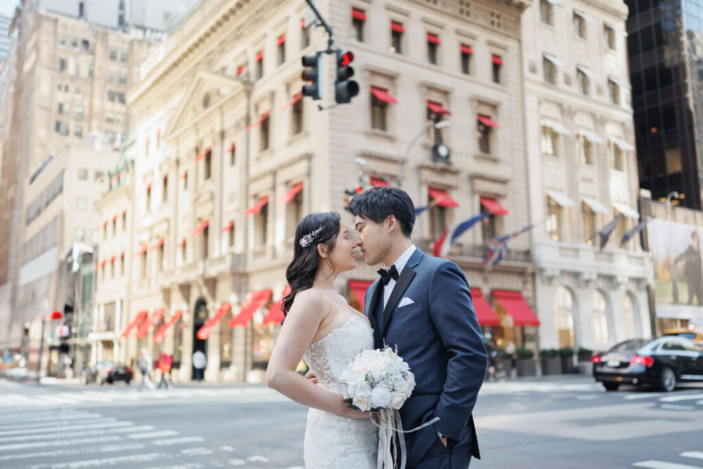 ニューヨークのフォトウェディング|前撮り/５番街で寄り添う花嫁と花婿。