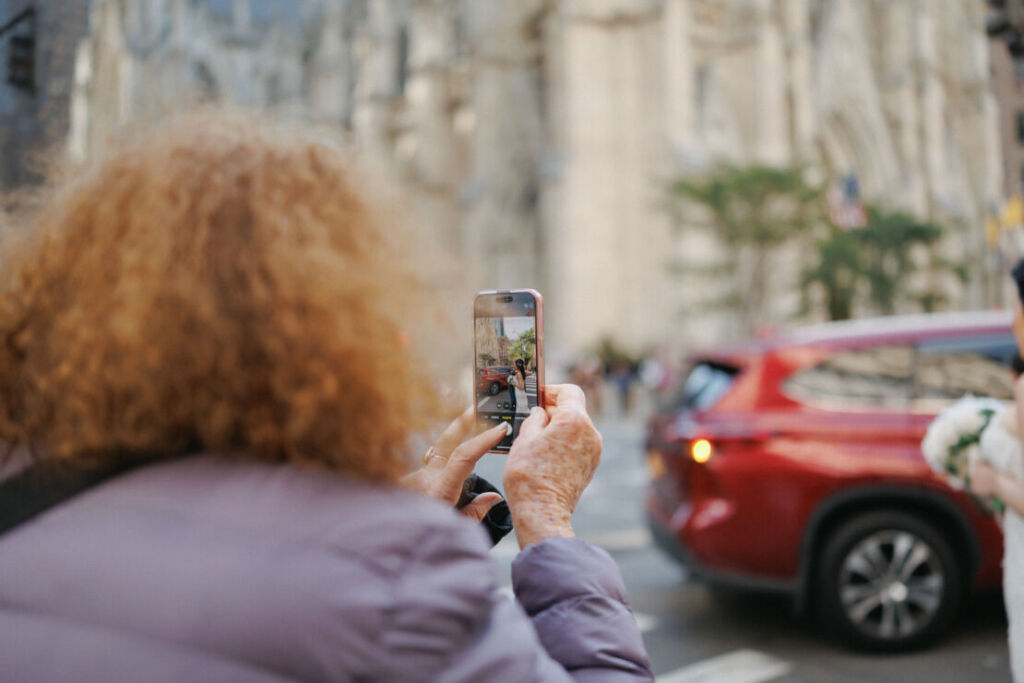 ニューヨークのフォトウェディング|前撮り/花嫁さまをスマホのカメラにおさめる観光客。