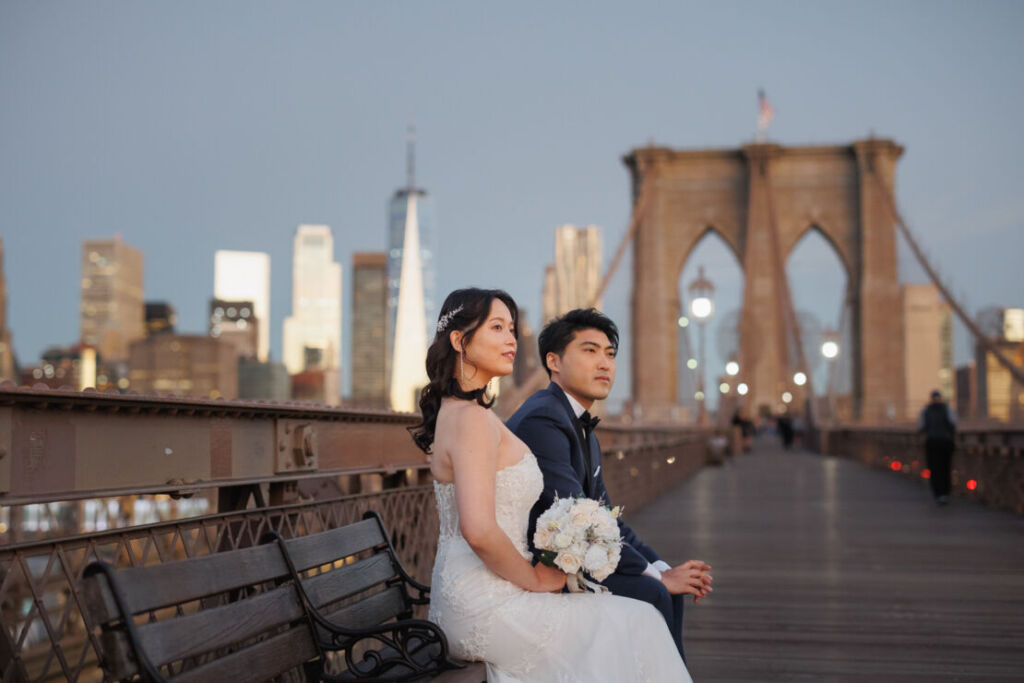 ニューヨークのフォトウェディング|前撮り/ブルックリン橋からの景色を二人で眺めている。
