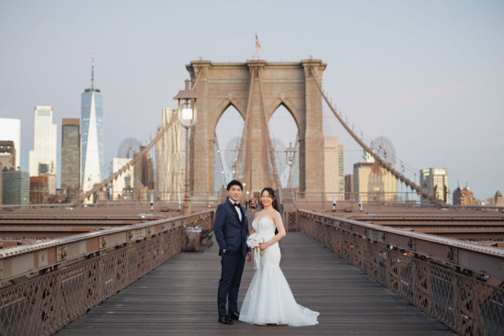 ニューヨークのフォトウェディング|前撮り/ブルックリン橋の主塔をバックに。