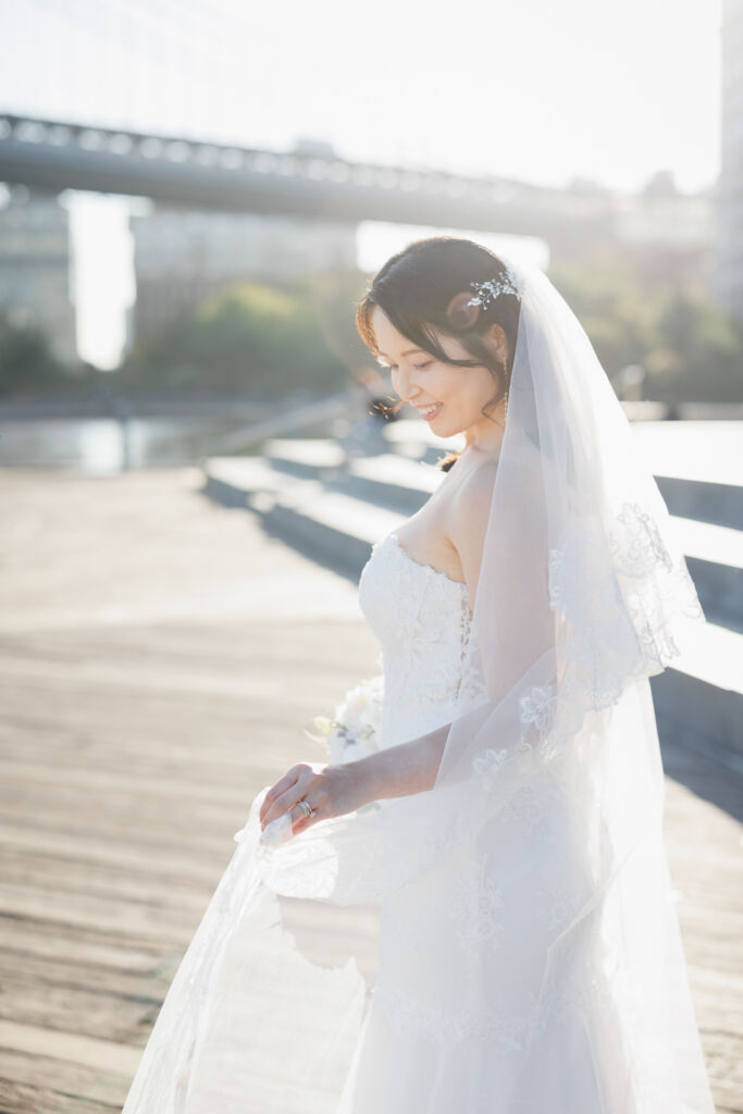 ニューヨークのフォトウェディング|前撮り/花嫁さまが太陽の光に包まれている。