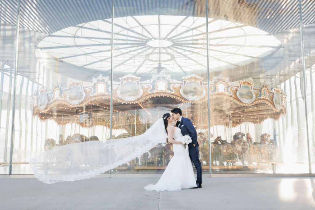 ニューヨークのフォトウェディング|前撮り/ブルックリンブリッジパークのメリーゴーランド前にて。