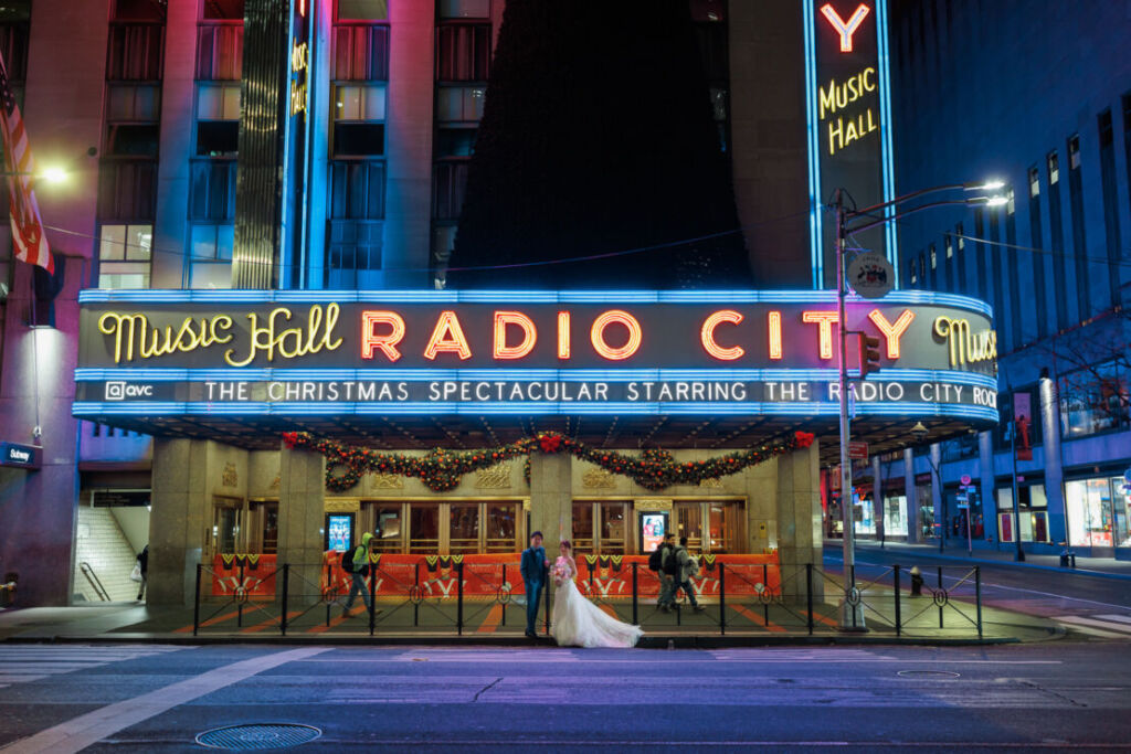 ニューヨークの前撮り|ウェディングフォト/ラジオシティホールの夜景フォト。