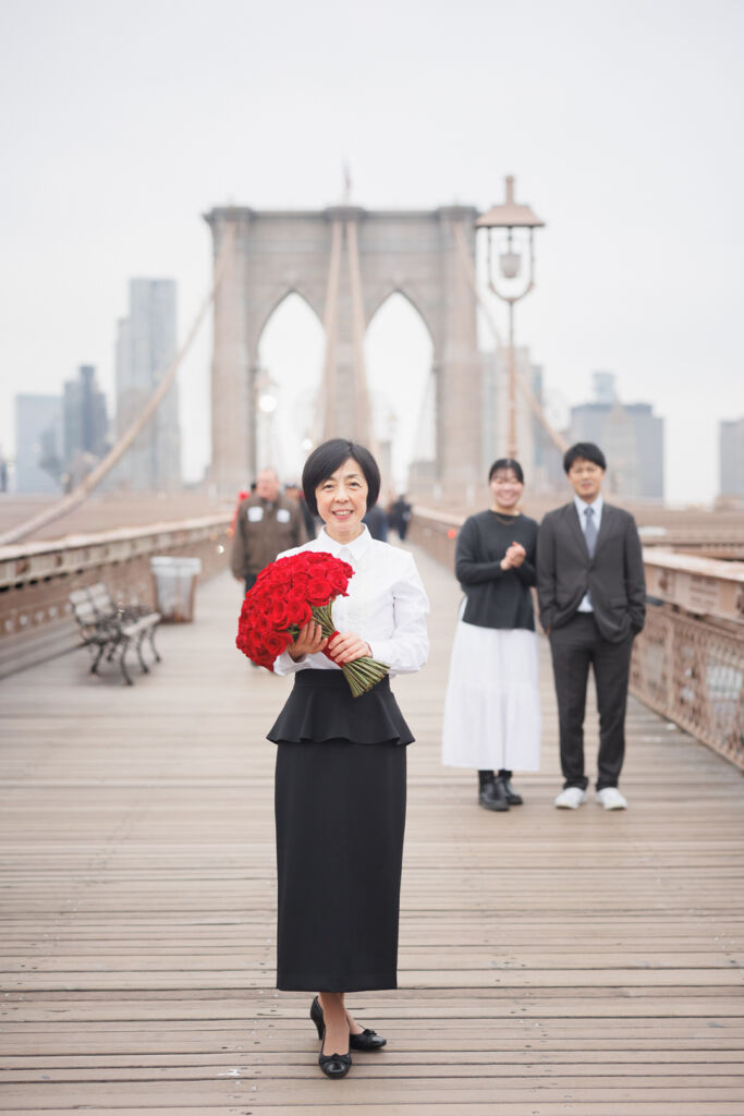 ニューヨークでファミリーフォト/ブルックリン橋で還暦を迎えたお母さまのソロショット。