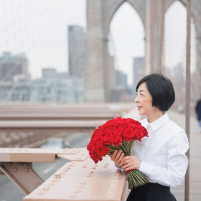 深紅を添えて迎える、ニューヨークの還暦