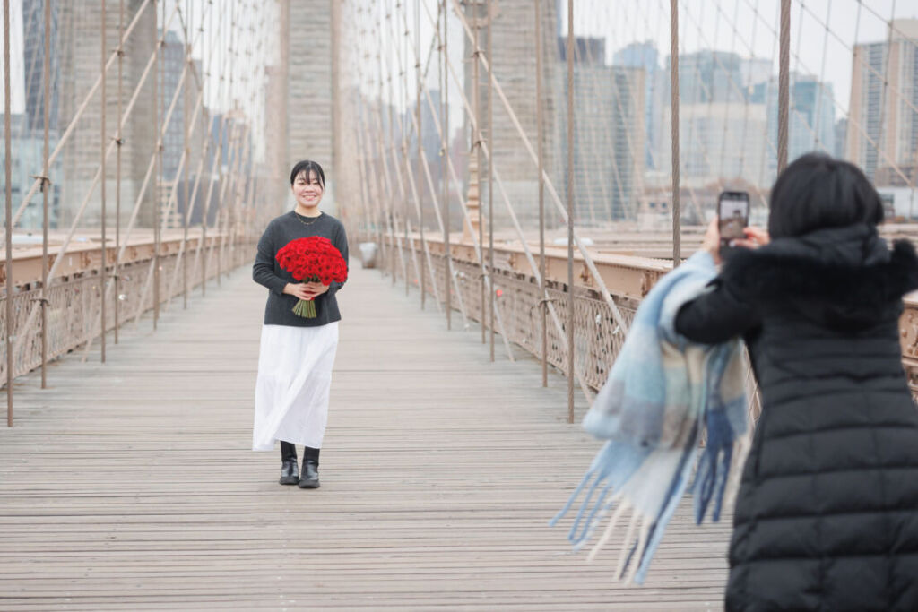 ニューヨークでファミリーフォト/ご長女の姿のスマホで撮るお母さま。