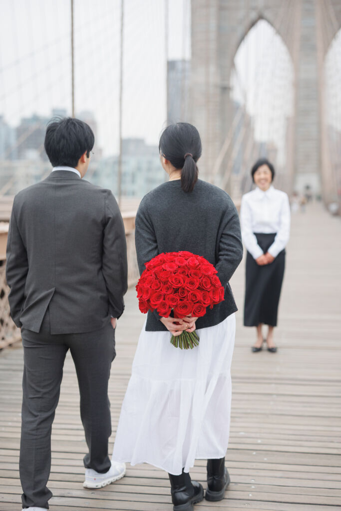 ニューヨークでファミリーフォト/60本のバラの花束をお母さまに渡そうとしているお子様たち。