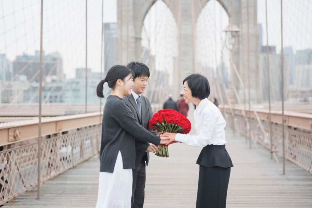 ニューヨークでファミリーフォト/60本の真紅のバラのブーケをお母さまに渡す様子。