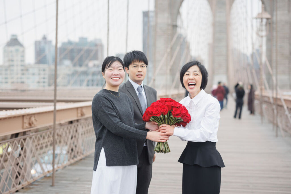 ニューヨークでファミリーフォト/ブーケを手に自由な笑顔のお母さま。