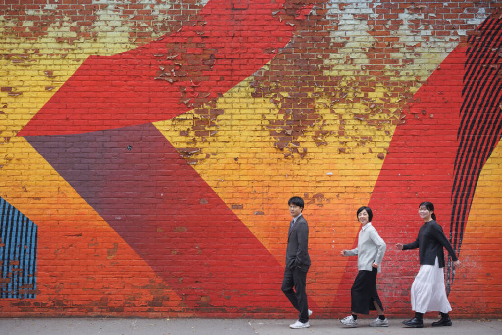 ニューヨークでファミリーフォト/ダンボのグラフィティ前を歩くご家族。