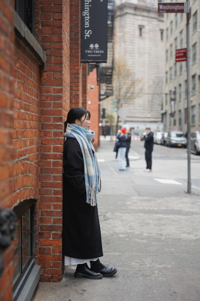 ニューヨークでファミリーフォト/ダンボの街角で娘さんのソロショット。