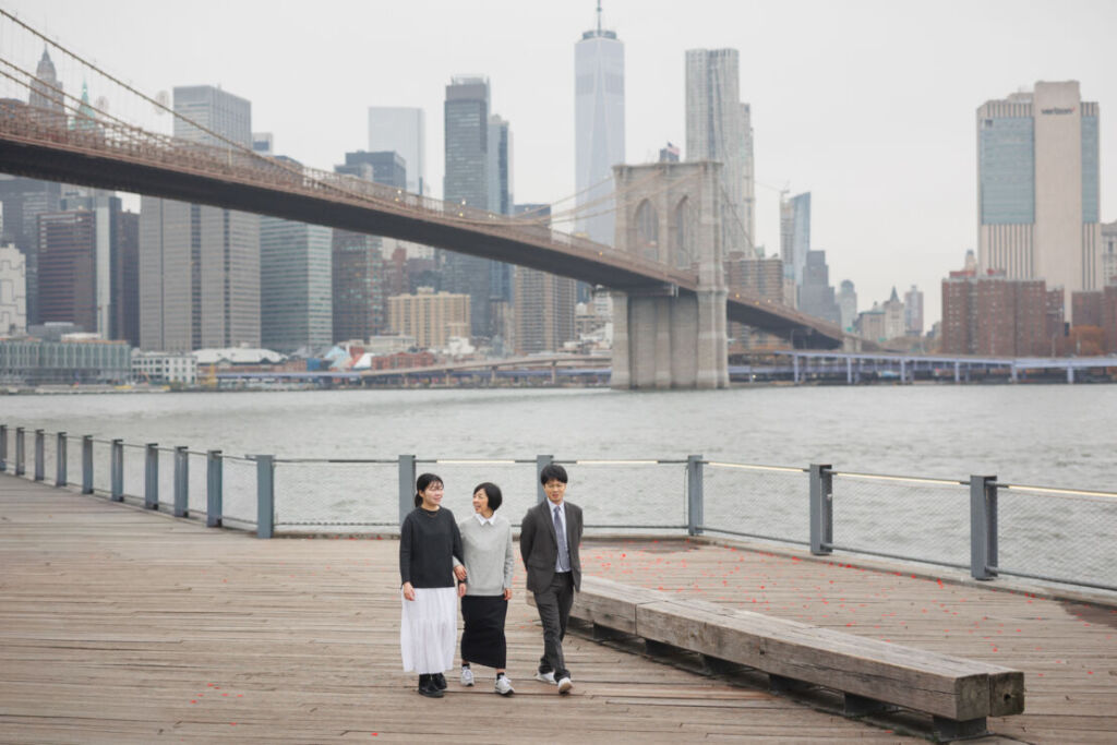 ニューヨークでファミリーフォト/ブルックリンブリッジパークを歩くご家族。