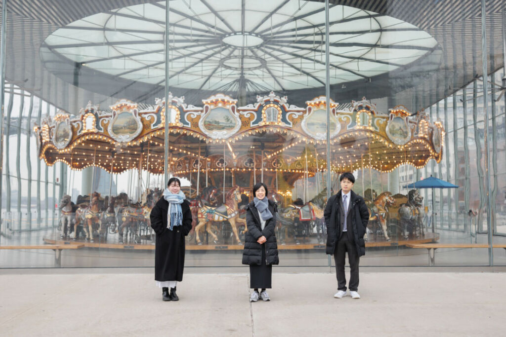 ニューヨークでファミリーフォト/モノトーンコーデのご家族。