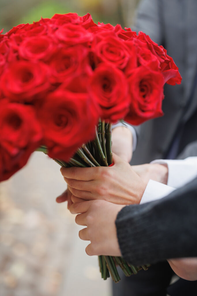 ニューヨークでファミリーフォト/真っ赤なバラのブーケのデティールショット。