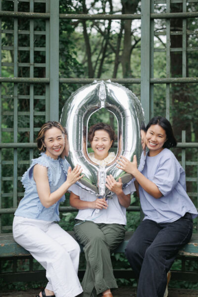 ニューヨークでチーム撮影を行うHiroko Photographyのフォトグラファーチーム。活動5年目を迎えた記念のチーム写真。