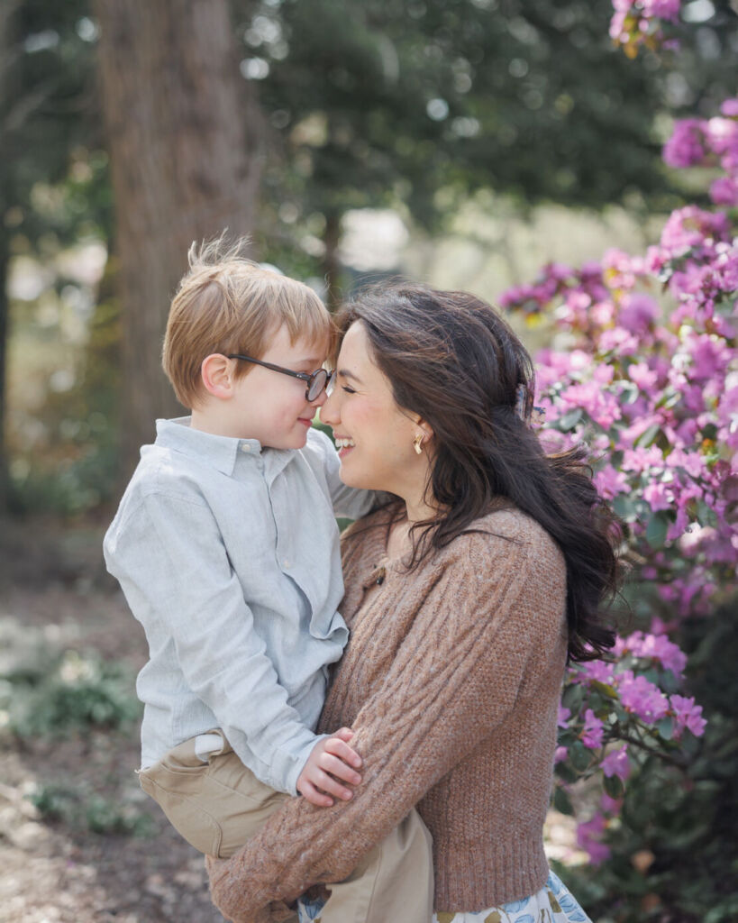 ニューヨークのファミリーフォト/ピンクのお花を背景にママと男の子の2ショット。