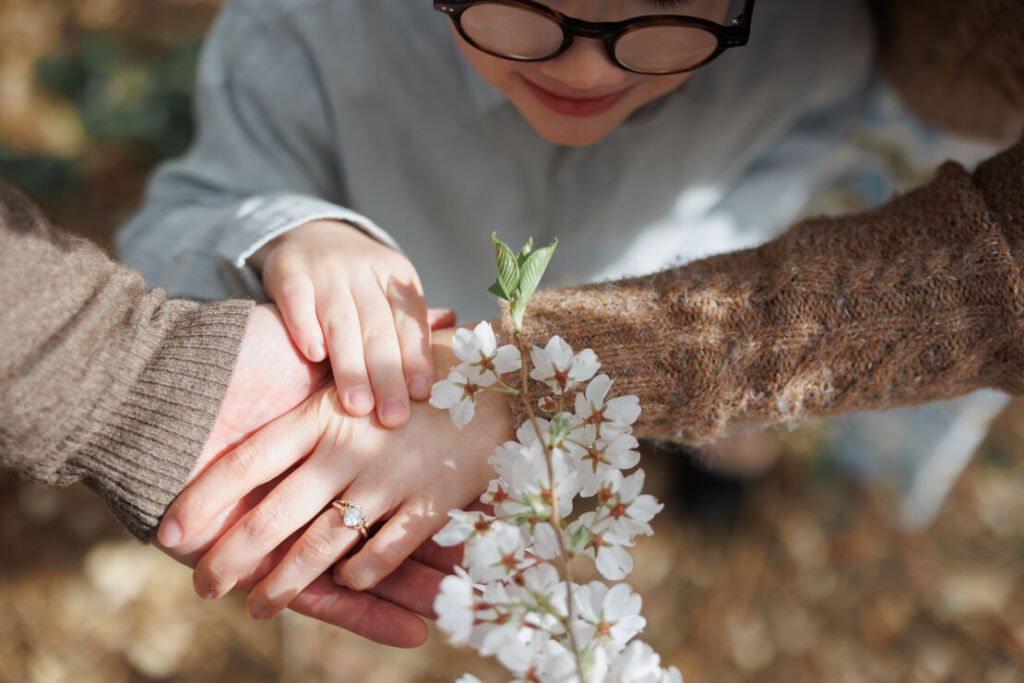 ニューヨークのファミリーフォト/桜とご家族の手元のアップ。