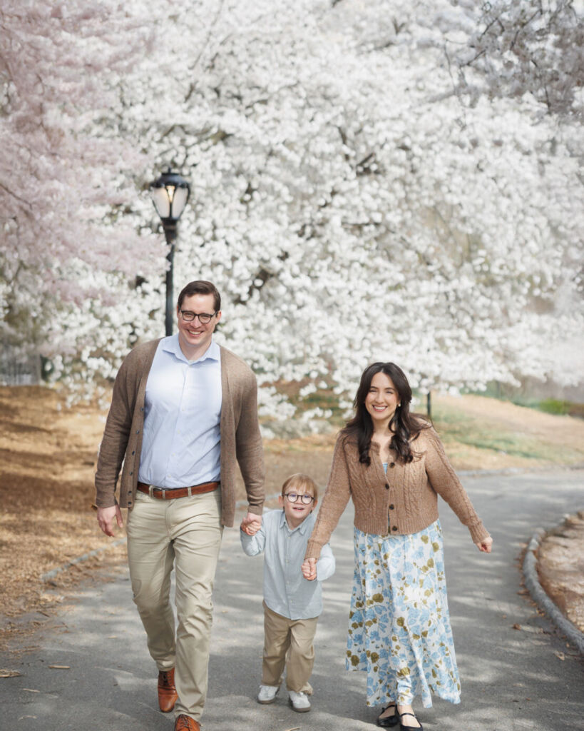 ニューヨークのファミリーフォト/桜並木を手をつないで歩くご家族。