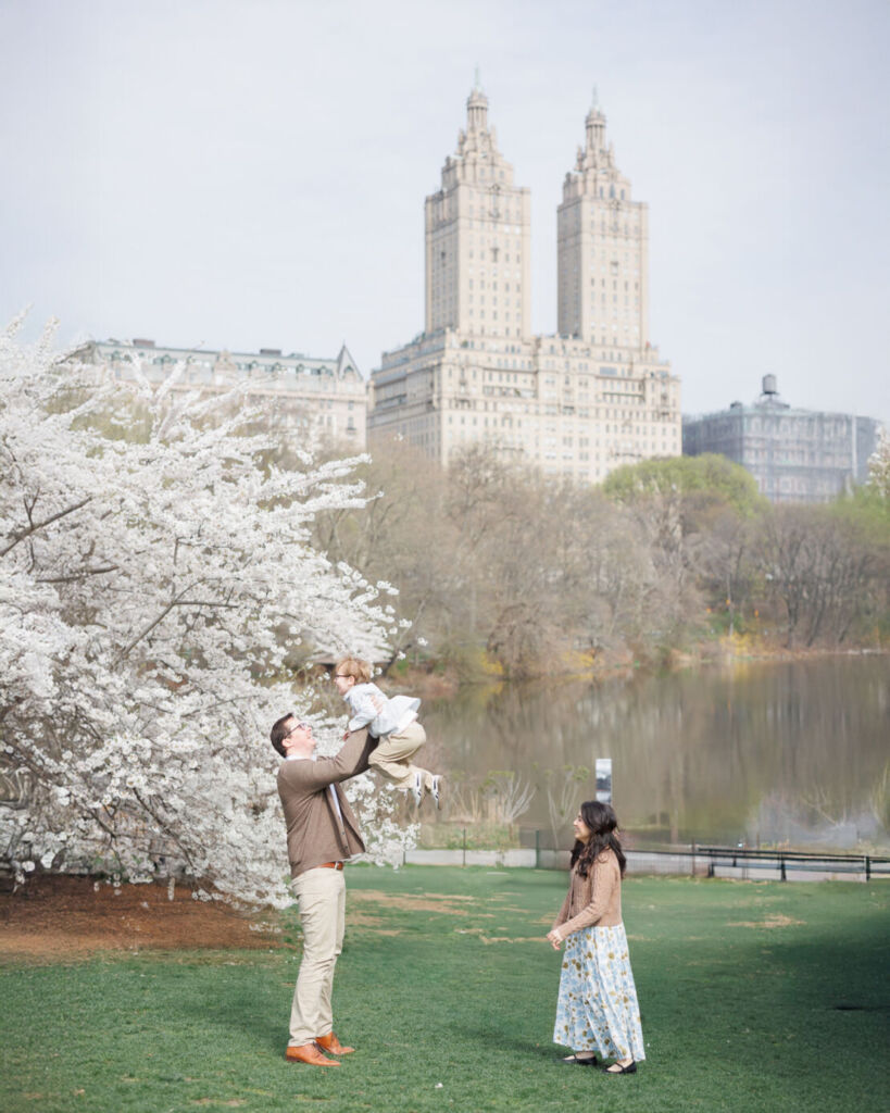 ニューヨークのファミリーフォト/セントラルパークの春を楽しむご家族。