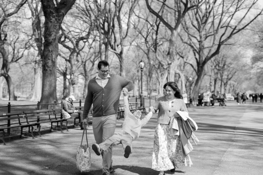 ニューヨークのファミリーフォト/パパとママの手にぶら下がる4歳の男の子。