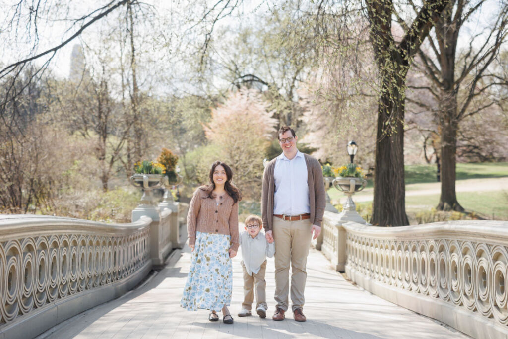 ニューヨークのファミリーフォト/ボウブリッジに立つご家族。