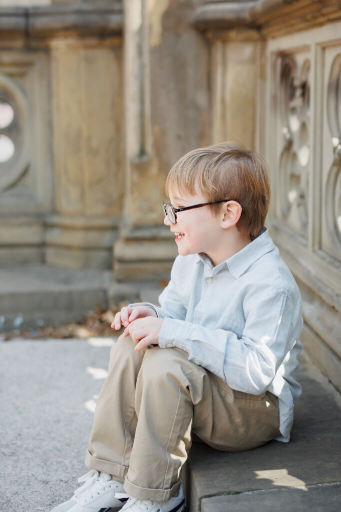 ニューヨークのファミリーフォト/ベセスダテラスに座る男の子。