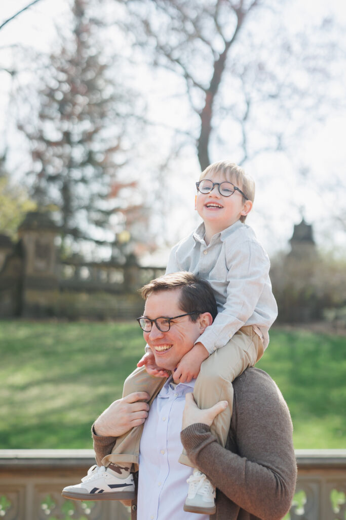 ニューヨークのファミリーフォト/ベセスダテラスで肩車される男の子。