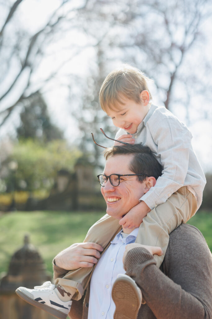 ニューヨークのファミリーフォト/男の子のメガネがポロっと。