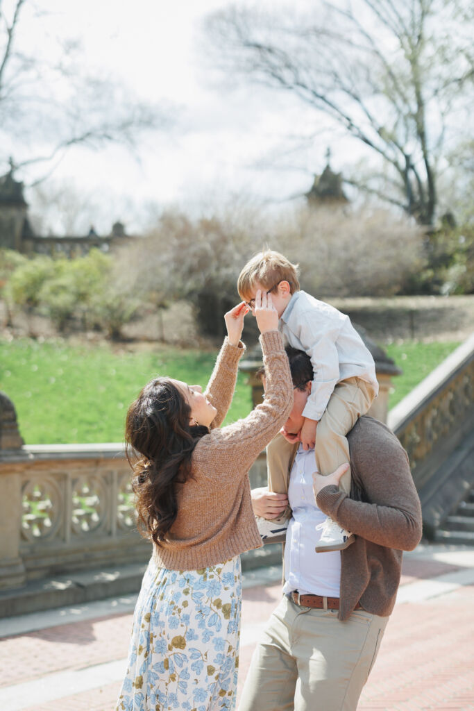 ニューヨークのファミリーフォト/メガネを直してあげるママ。