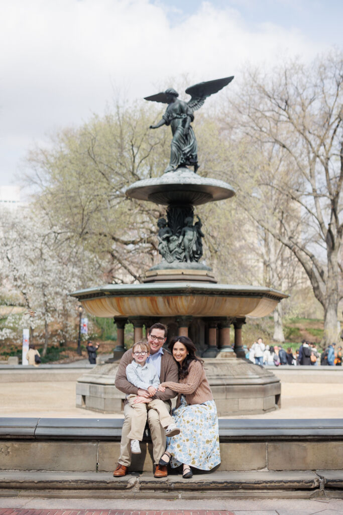 ニューヨークのファミリーフォト/ベセスダテラスの噴水前にて。