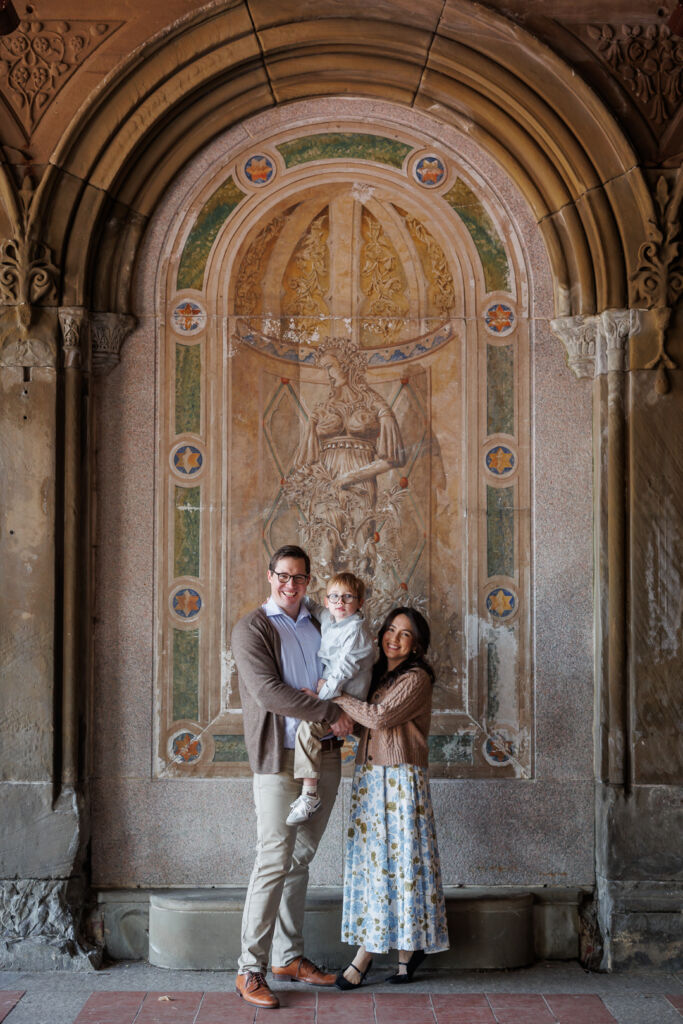 ニューヨークのファミリーフォト/ベセスダテラスのアーケードに立つご家族。