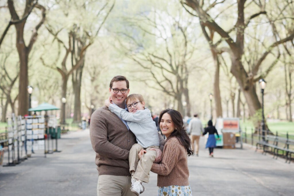 ニューヨークのファミリーフォト/ザ・モールに立つご家族。