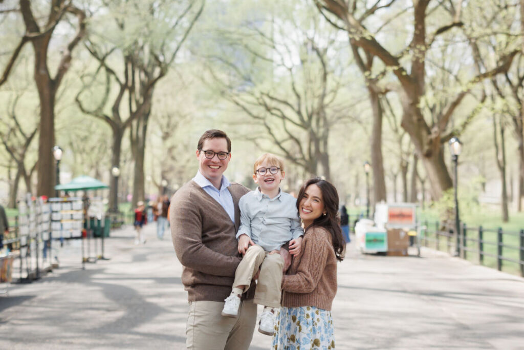 ニューヨークのファミリーフォト/笑顔の3人家族。