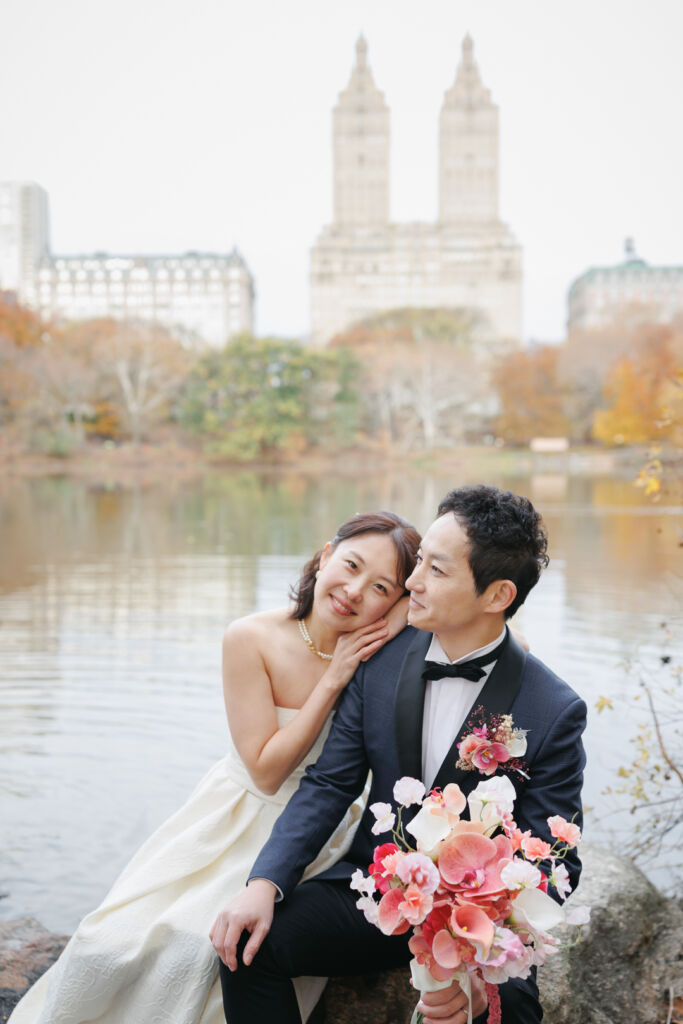 ニューヨークの前撮り|ウェディングフォト/湖のほとりで寄り添う花嫁と花婿。