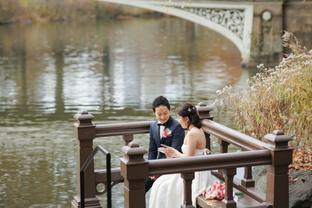 ニューヨークの前撮り|ウェディングフォト/サプライズでお手紙を読む花嫁さま。