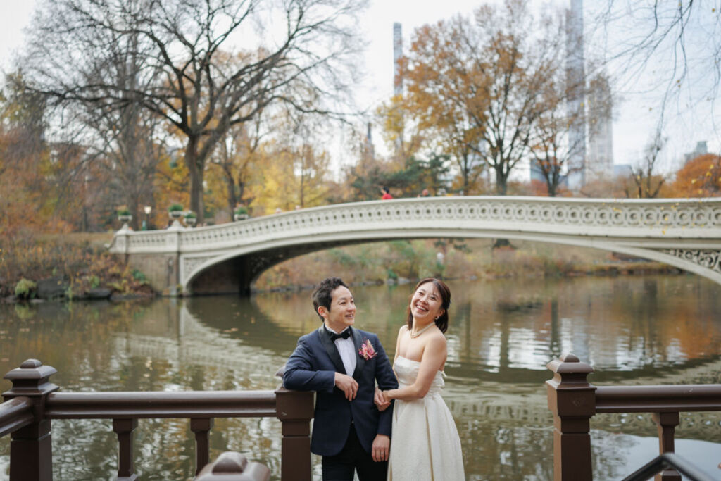 ニューヨークの前撮り|ウェディングフォト/ボウブリッジを背景に笑顔の花嫁と花婿。