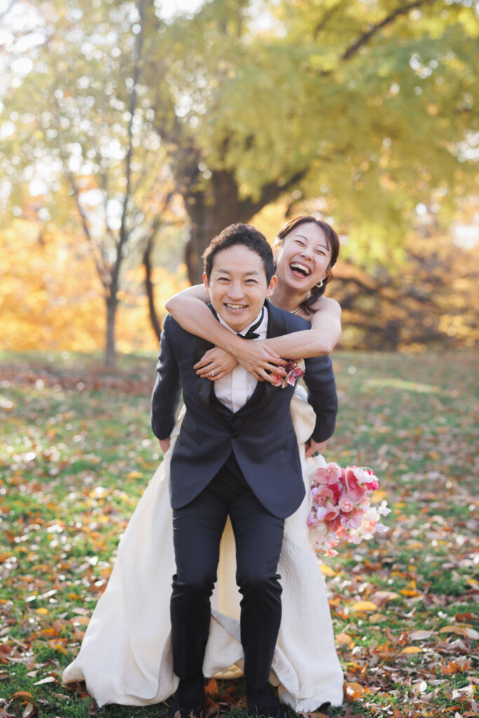 ニューヨークの前撮り|ウェディングフォト/とびきりの笑顔でおんぶショット。